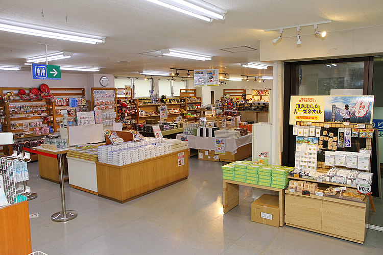 Nishihotakaguchi souvenir store.